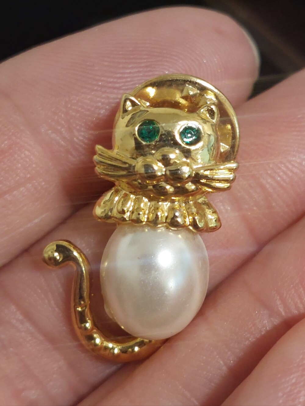 Gold Cat Pearl Brooch with Green Eyes - Unbranded
